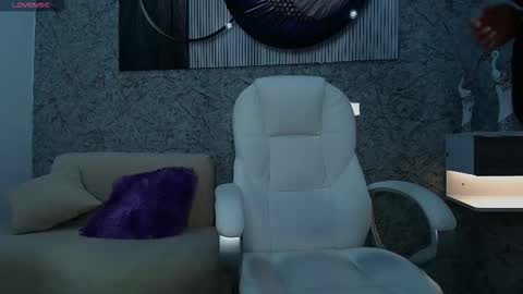 independent model online show from December 2025 05:30:01 PM