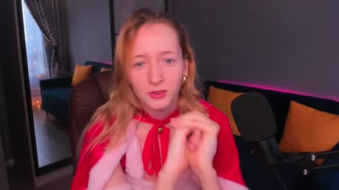Snapshot of oddlyfamiliar chatting on December 2024 09:45:01 AM Call me Bee online show from December 2024 09:45:01 AM