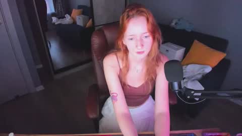 Snapshot of oddlyfamiliar chatting on September 2025 04:18:01 PM Call me Bee online show from September 2025 04:18:01 PM