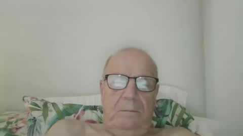 Snapshot of oggi95 chatting on September 2025 07:44:02 AM oggi95 online show from September 2025 07:44:02 AM