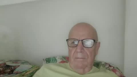 Snapshot of oggi95 chatting on October 2025 10:12:02 AM oggi95 online show from October 2025 10:12:02 AM