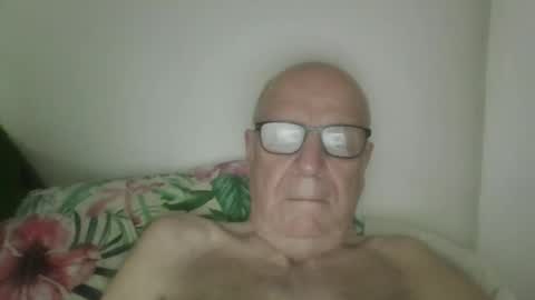 Snapshot of oggi95 chatting on October 2025 08:03:01 AM oggi95 online show from October 2025 08:03:01 AM