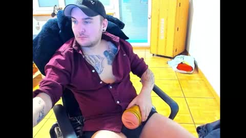 Snapshot of ohihoe92 chatting on December 2024 07:03:01 AM Chris online show from December 2024 07:03:01 AM