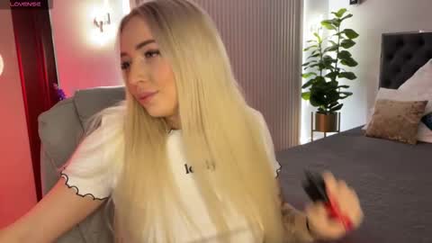 Snapshot of ohmyemma chatting on November 2025 01:17:01 AM Emma online show from November 2025 01:17:01 AM