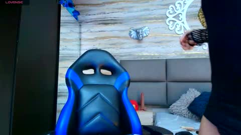 Oliver  online show from November 2025 09:50:01 PM