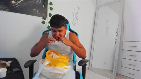 Snapshot of oliver_bray chatting on March 2025 07:45:02 PM Oliver bray online show from March 2025 07:45:02 PM