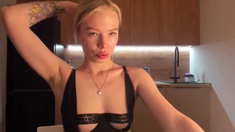 Olivia 3 online show from March 2025 09:35:01 PM