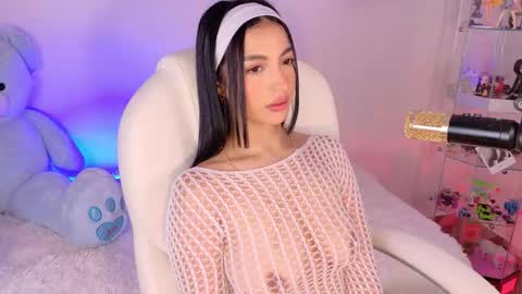 Olivia Mcneill  online show from November 2025 12:04:02 PM