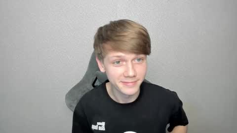 Snapshot of olvr_zoolander chatting on February 2026 06:22:02 PM Oliver and Mira online show from February 2026 06:22:02 PM