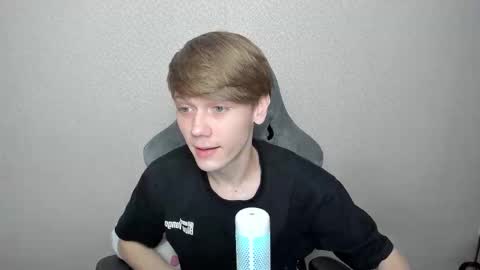 Snapshot of olvr_zoolander chatting on February 2026 01:21:02 PM Oliver and Mira online show from February 2026 01:21:02 PM