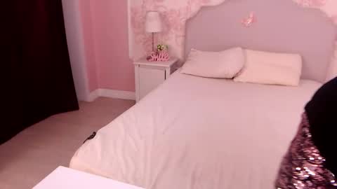 Nicole online show from October 2025 04:42:01 AM