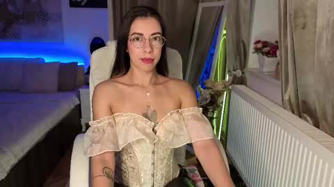 Eve Voss online show from November 2025 01:48:02 PM