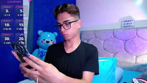 Snapshot of owenblue__ chatting on February 2025 10:43:02 PM Owen Independent model online show from February 2025 10:43:02 PM