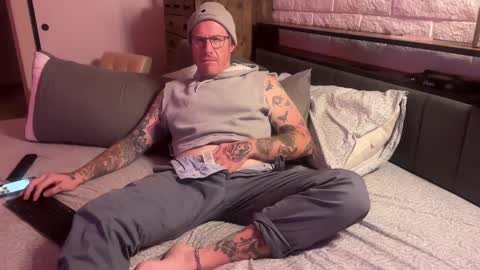 Snapshot of pantone032c chatting on September 2025 12:05:02 PM Red online show from September 2025 12:05:02 PM