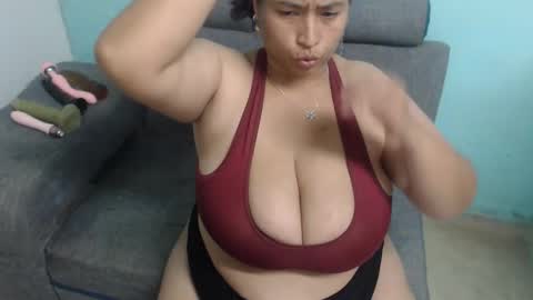 Snapshot of pareja_explosivasexx chatting on February 2026 05:27:02 AM Luna online show from February 2026 05:27:02 AM