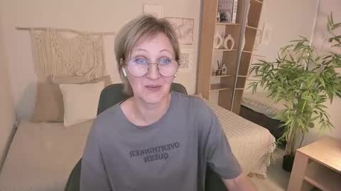 Snapshot of paris_cherry chatting on October 2025 08:26:01 PM Paris online show from October 2025 08:26:01 PM