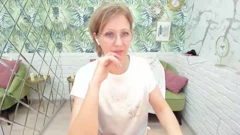 Snapshot of paris_cherry chatting on November 2025 01:25:02 PM Paris online show from November 2025 01:25:02 PM