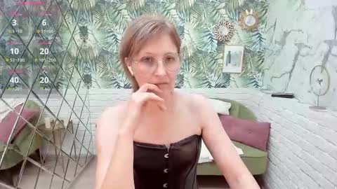 Snapshot of paris_cherry chatting on December 2025 07:20:02 PM Paris online show from December 2025 07:20:02 PM