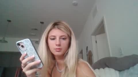 parisbaby2000 online show from September 2025 01:56:01 PM