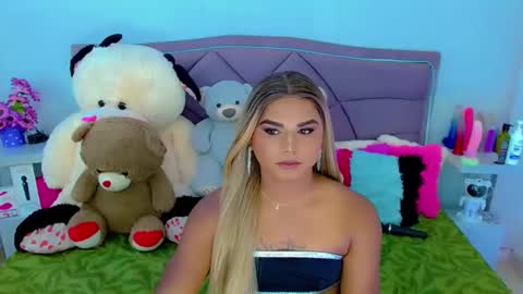 Snapshot of party_duo_trans chatting on November 2025 06:03:01 AM sara y cata online show from November 2025 06:03:01 AM