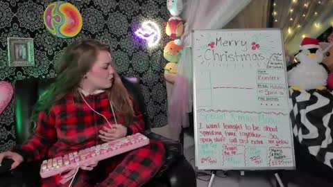 Snapshot of pawggoddess778 chatting on December 2024 02:01:02 AM ArtsyHeartsyy online show from December 2024 02:01:02 AM