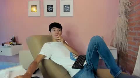 Snapshot of peach_tyron chatting on January 2025 12:58:01 PM peach tyron online show from January 2025 12:58:01 PM