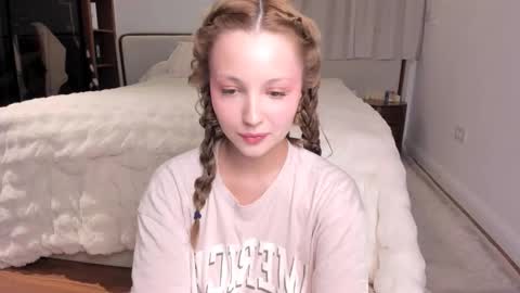 Snapshot of peachvibes chatting on November 2025 04:57:01 AM Lili online show from November 2025 04:57:01 AM