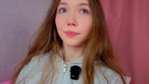 Snapshot of pearly_peach_ chatting on April 2026 05:03:01 PM pearly_peach_ online show from April 2026 05:03:01 PM