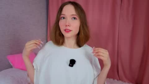 Snapshot of pearly_peach_ chatting on April 2026 06:10:02 PM pearly_peach_ online show from April 2026 06:10:02 PM
