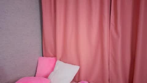Snapshot of pearly_peach_ chatting on April 2026 06:05:02 PM pearly_peach_ online show from April 2026 06:05:02 PM