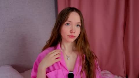 Snapshot of pearly_peach_ chatting on April 2026 06:16:02 PM pearly_peach_ online show from April 2026 06:16:02 PM