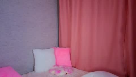 Snapshot of pearly_peach_ chatting on April 2026 06:14:02 PM pearly_peach_ online show from April 2026 06:14:02 PM