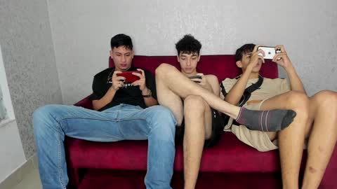 Snapshot of pelusos_mens chatting on January 2025 08:54:01 PM CAIN-19 ALLEN-18 RONALD-18 AUSTIN-18 MOD DANTE online show from January 2025 08:54:01 PM