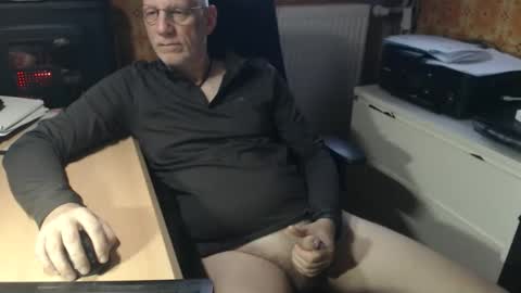 Snapshot of pemue65 chatting on November 2025 07:52:02 AM Pemue65 online show from November 2025 07:52:02 AM