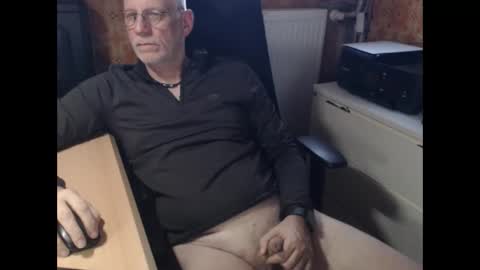 Snapshot of pemue65 chatting on December 2025 08:18:01 AM Pemue65 online show from December 2025 08:18:01 AM