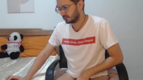 Snapshot of peter_x_annaud chatting on November 2025 10:49:02 AM FELIPE online show from November 2025 10:49:02 AM