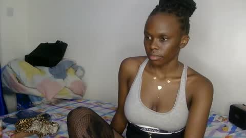 Snapshot of petite_desiree chatting on April 2026 06:54:02 PM Desiree online show from April 2026 06:54:02 PM