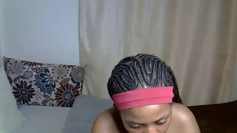 Snapshot of petitecaramell chatting on October 2025 03:27:01 PM Caramel online show from October 2025 03:27:01 PM