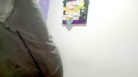 Snapshot of petiteivoryqueen chatting on August 2026 04:44:02 AM danna online show from August 2026 04:44:02 AM