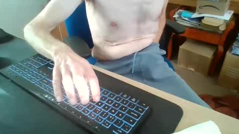 Snapshot of petitwilly chatting on November 2025 09:21:01 AM petitwilly online show from November 2025 09:21:01 AM