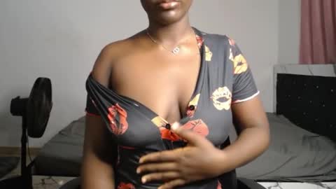 Snapshot of phat_pussylips chatting on April 2026 01:15:01 AM tatiana online show from April 2026 01:15:01 AM