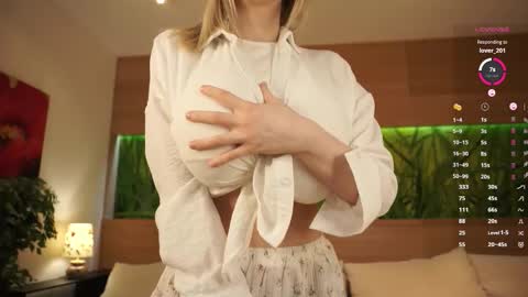 Snapshot of philippadelmore chatting on October 2025 05:59:02 PM Bella online show from October 2025 05:59:02 PM