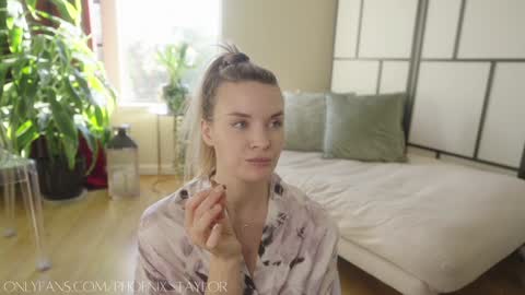 PHOENIX TAYLOR online show from February 2025 12:06:01 AM