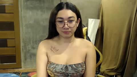 Snapshot of pia_worthsback chatting on October 2025 02:18:02 PM Pia online show from October 2025 02:18:02 PM