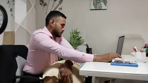 Snapshot of pineappleflipped chatting on June 2026 05:12:01 AM pineappleflipped online show from June 2026 05:12:01 AM