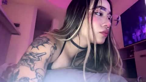 Snapshot of pink_quarz chatting on December 2025 11:25:02 PM KELLY online show from December 2025 11:25:02 PM