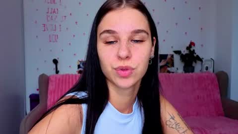Snapshot of pixie_molly chatting on June 2026 06:19:02 AM Molly online show from June 2026 06:19:02 AM