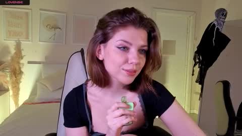 Snapshot of pollyrouge chatting on October 2025 01:37:01 PM Your Polly follow me online show from October 2025 01:37:01 PM