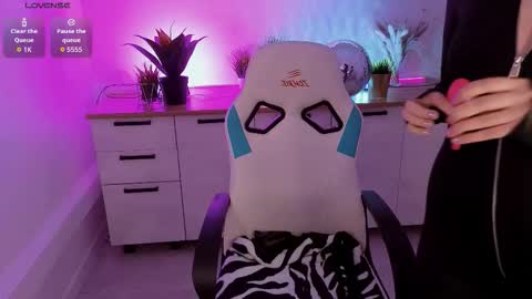 Snapshot of pollyrouge chatting on November 2025 02:29:02 PM Your Polly follow me online show from November 2025 02:29:02 PM