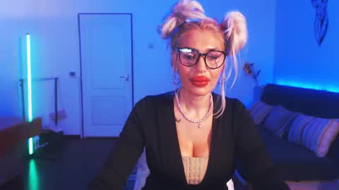 Snapshot of preggyhotmommy chatting on December 2024 01:01:02 AM Victoria online show from December 2024 01:01:02 AM